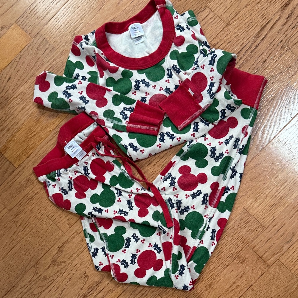 Hanna Andersson Disney Mickey Christmas Pajamas with Red and Green Print XS